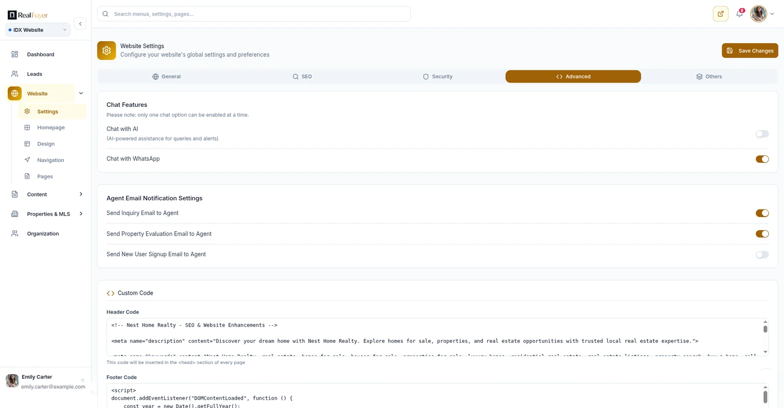 Paramètres avancés RealFoyer : options de chat et notifications e-mail par événement, avec des champs de code d’en-tête et de pied de page en dessous